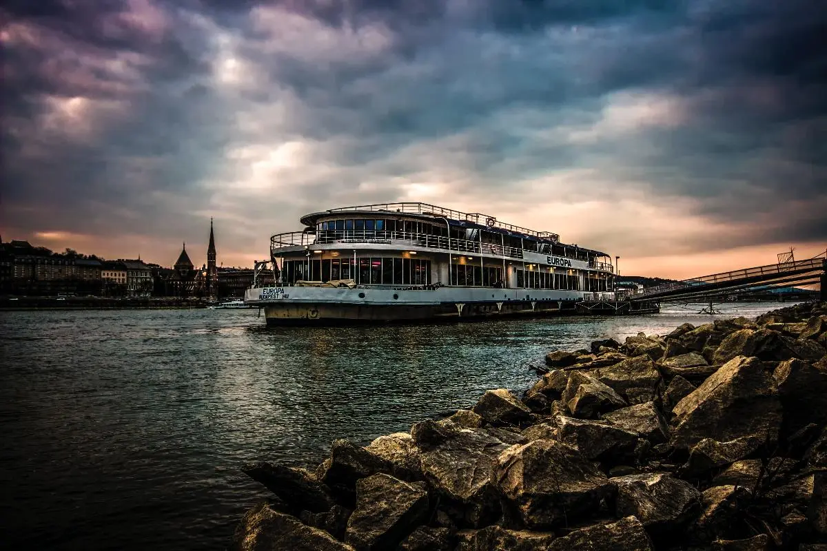 Voici pourquoi les bars à ruines uniques de Budapest vous étonneront