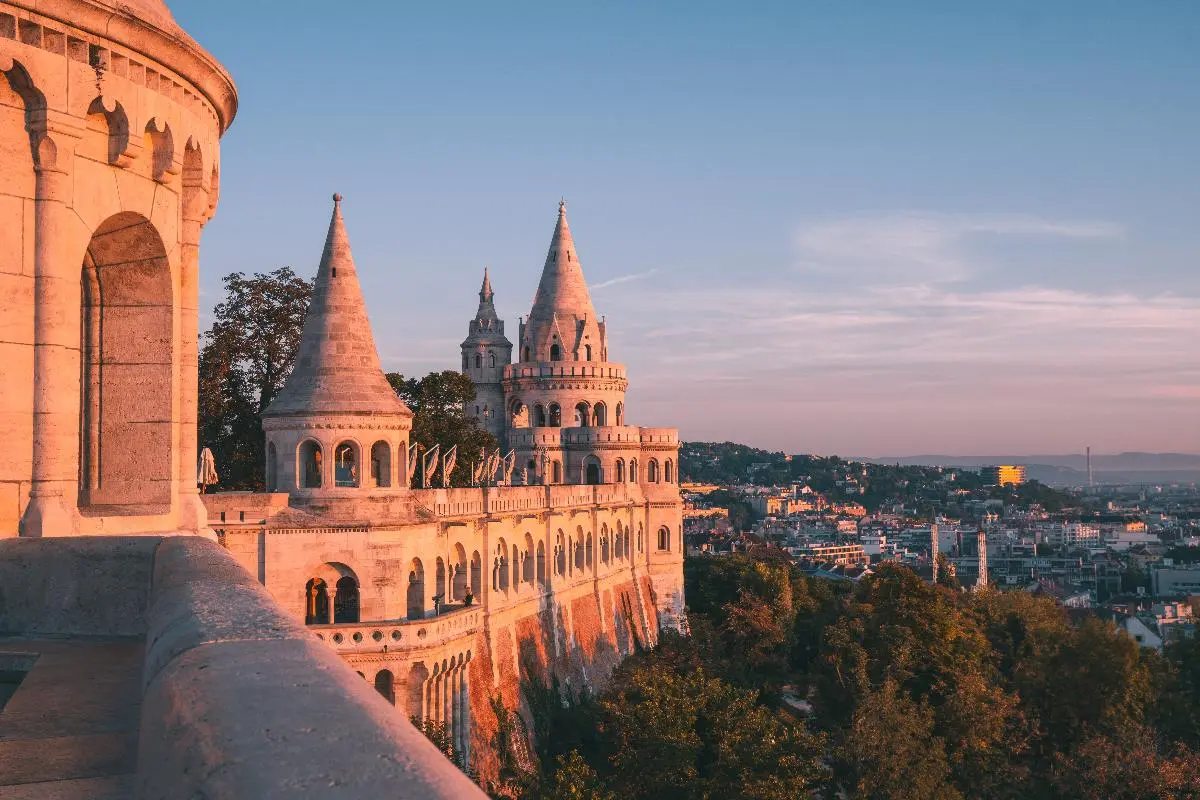 Comment acheter des souvenirs sur les marchés locaux de Budapest avec un budget limité ?