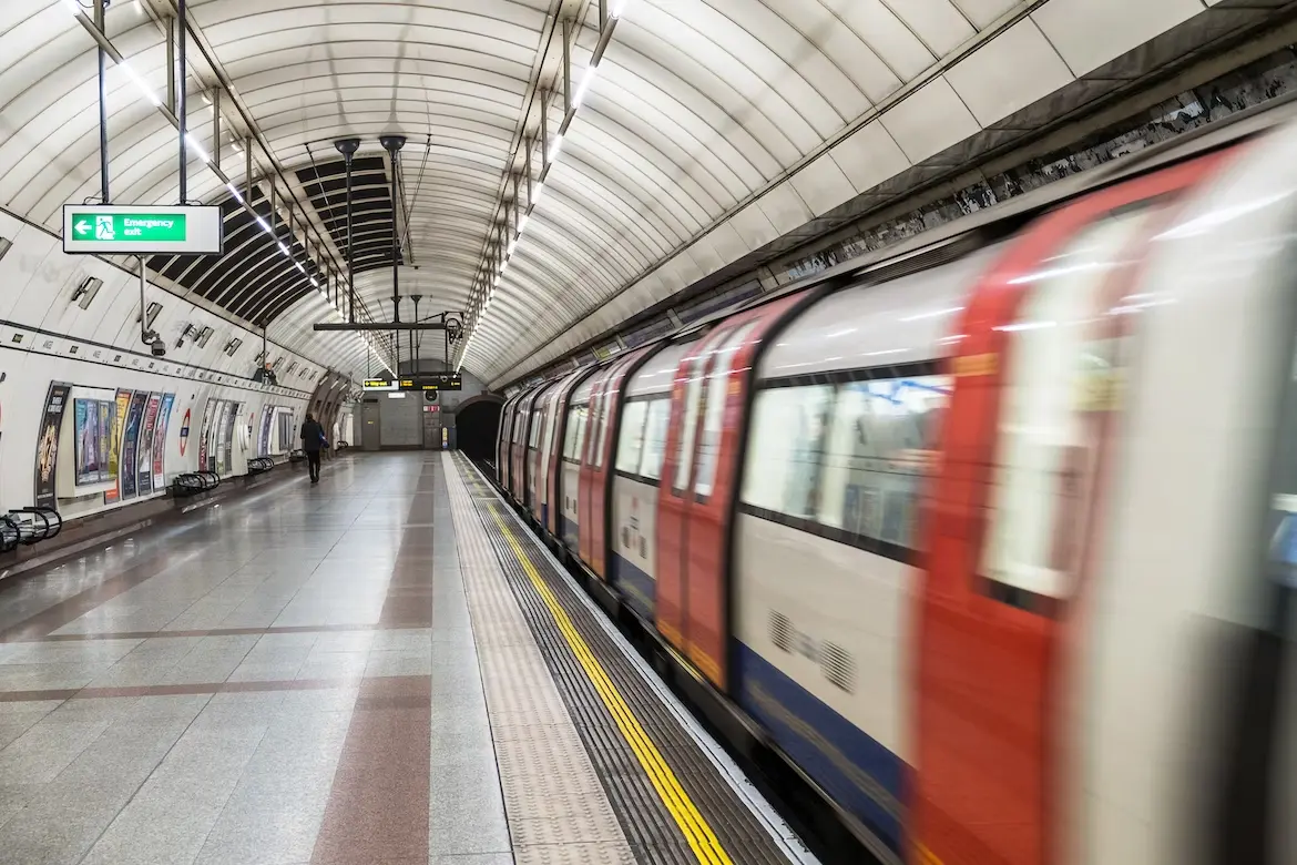 Naviguer dans les transports publics londoniens : Trains, bus et autres