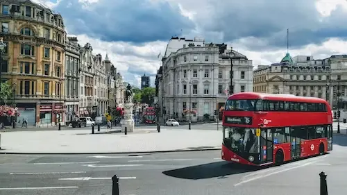 Poruszanie się po londyńskim transporcie publicznym: Pociągi, autobusy i nie tylko