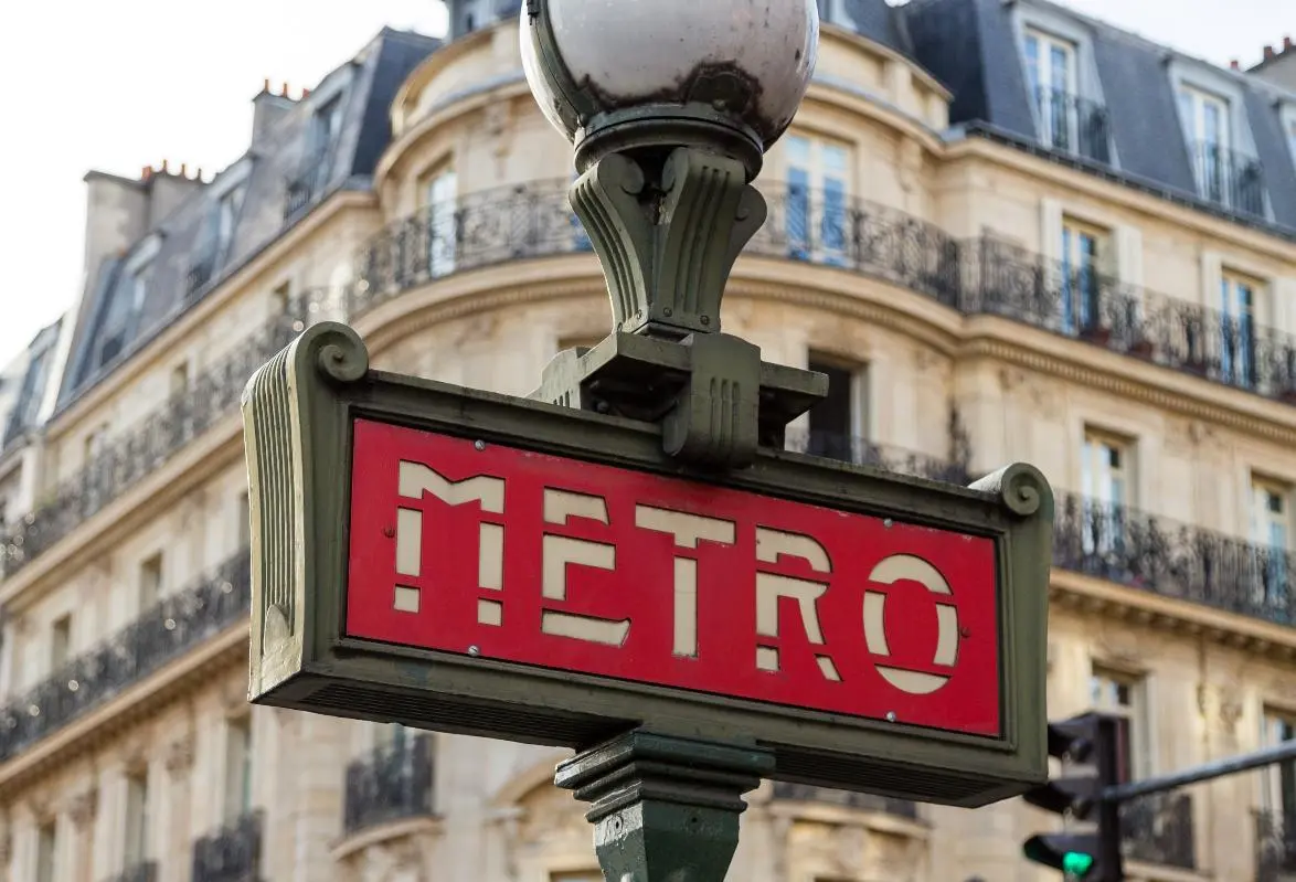 Navegar por el transporte público de París: Guía de trenes, autobuses y mucho más