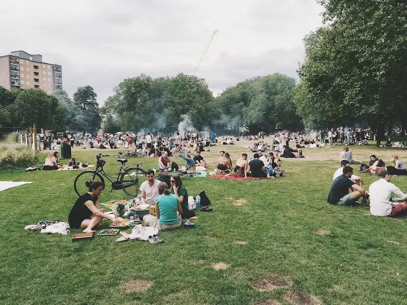 Como relaxar nos parques e jardins à volta da estação de Victoria