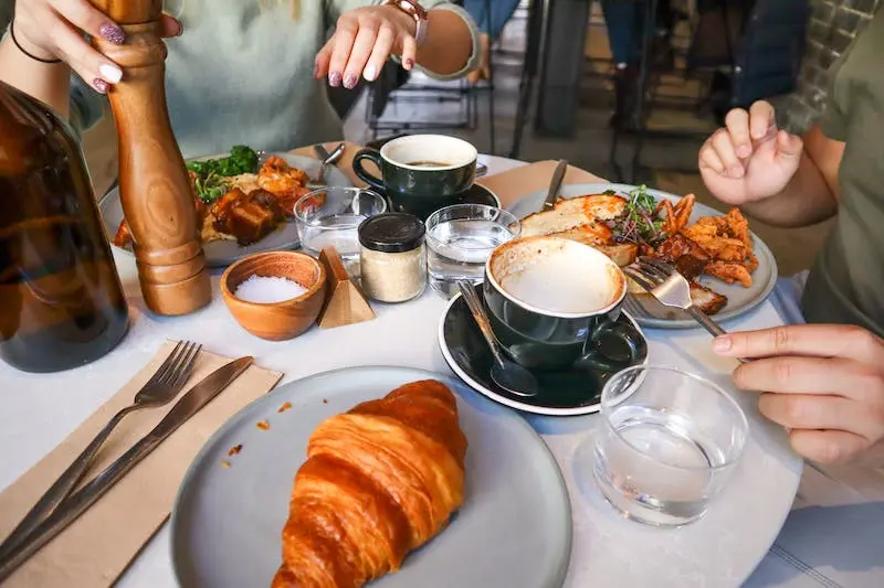 Słodkie poranki w Melbourne: Najlepsze kawiarnie i miejsca na brunch