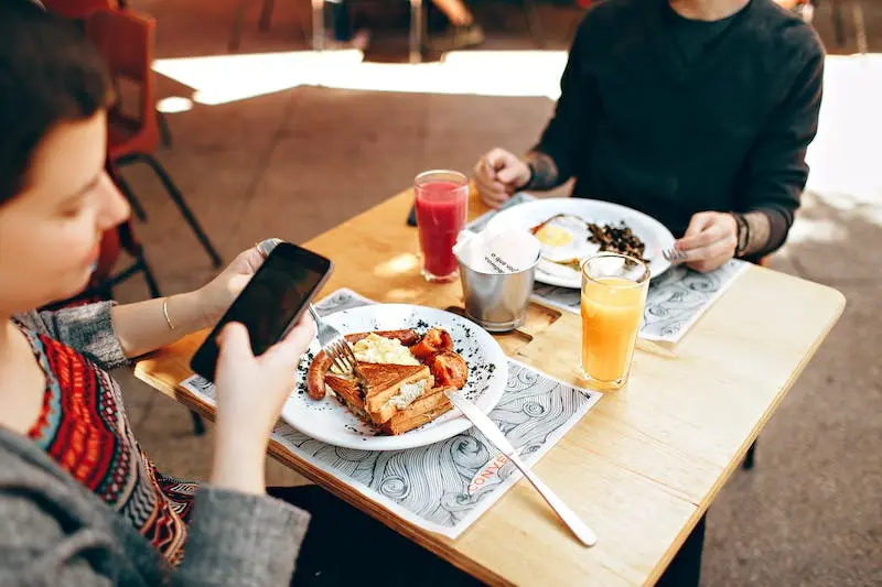 Słodkie poranki w Melbourne: Najlepsze kawiarnie i miejsca na brunch