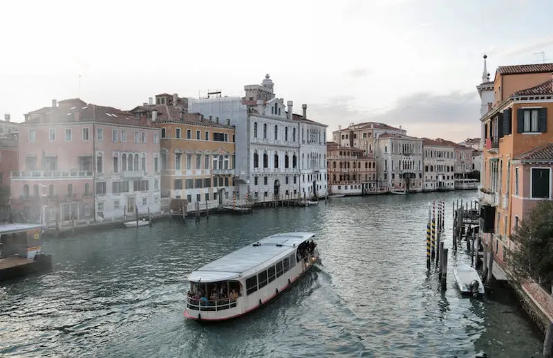 Paseos en góndola y en barco económicos en Venecia