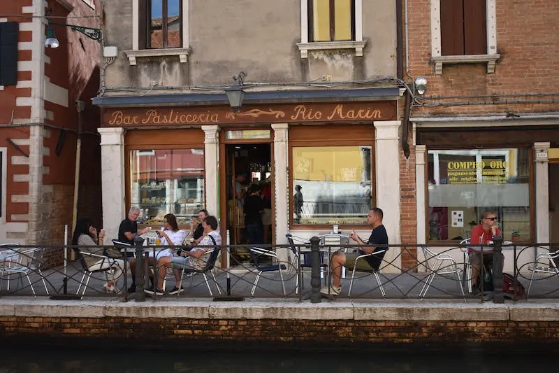 Vida nocturna de Veneza: 15 bares e locais para espectáculos ao vivo