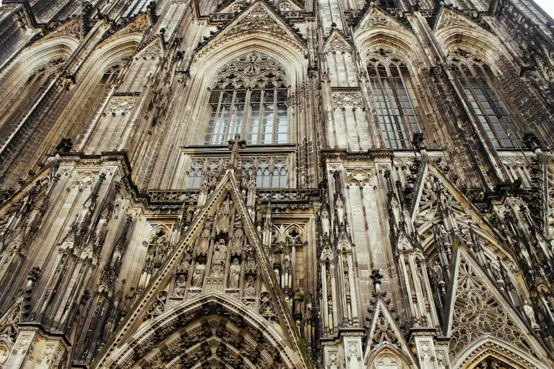 Die Kathedrale Saint-Gatien von Tours und der historische Plumereau-Platz